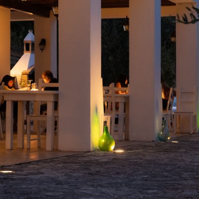 Ingresso della veranda illuminata dell'home restaurant Shanti