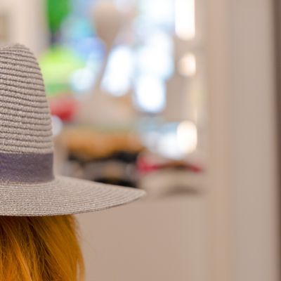 Due cappelli grigi a tesa larga sovrapposti