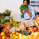 Donna mentre sceglie verdure fresche al mercato