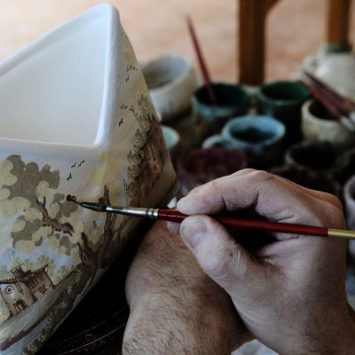 Pittore Dipinge Porta Tovaglioli In Ceramica Di Castelli De Fabritiis