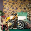 Moto inserita in un allestimento vintage con arredi colorati