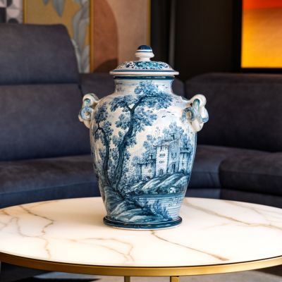 Vaso in ceramica dipinta a mano con paesaggio nei toni del blu