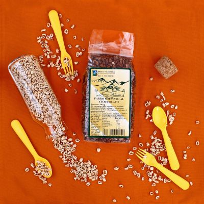 Confezione di farro soffiato al cioccolato con chicchi e posate colorate