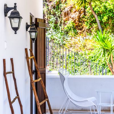 Ingresso di una camera con sedute bianche sulla terrazza