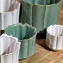 Serie di vasi ondulati in ceramica verde e bianca