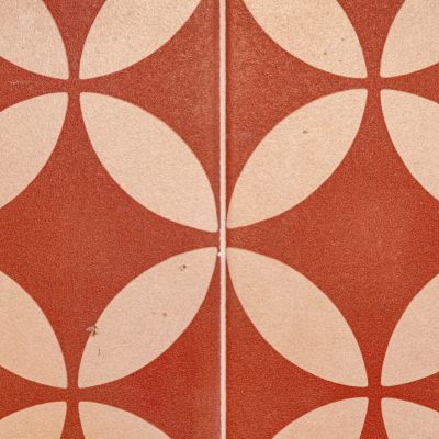 Particolare delle mattonelle decorative rosse e bianche della camera