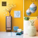 Collage di un interno giallo con lampade sospese e ananas decorativo