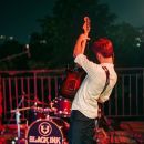 Chitarrista alza lo strumento durante il concerto Team Horse