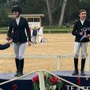 Due giovani amazzoni Team Horse sul podio durante la premiazione