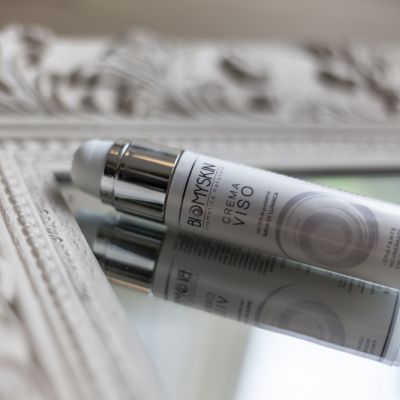 Primo piano del flacone di siero viso Biomyskin