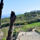 Vista dall'alto del campo di equitazione Team Horse tra le colline teramane