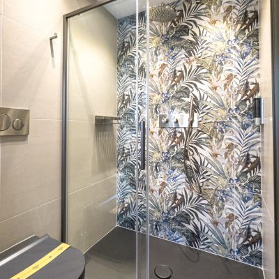 Doccia con rivestimento botanico nel bagno della suite Ortensia