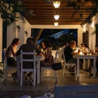 Ospiti a cena nella veranda illuminata dell'home restaurant Shanti