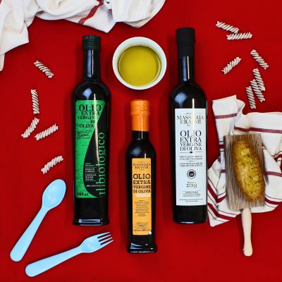 Selezione di bottiglie di olio extravergine d'oliva abruzzese in still life