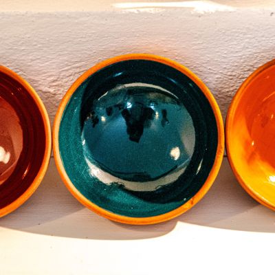 Ciotole in ceramica colorata utilizzate per la colazione