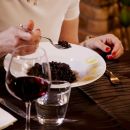 Donna assaggia un piatto di riso venere al Ristorante La Tacchinella