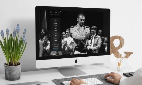 uomo che guarda sull'iMac la Home Page del sito web di Francesco Baiocchi di Teramo realizzato da Wainet Web Agency a Teramo in Abruzzo