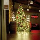 Albero di Natale illuminato all'interno di un ristorante