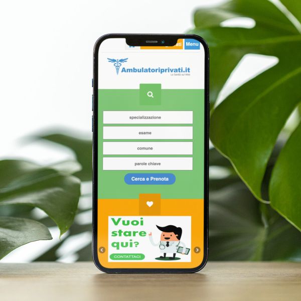 Iphone che mostra il sito web in modalità mobile responsive di Ambulatori Privati