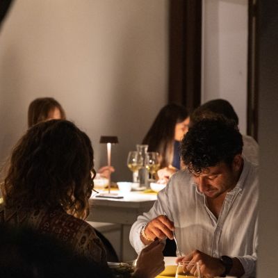 Commensali a tavola durante una cena all'home restaurant Shanti