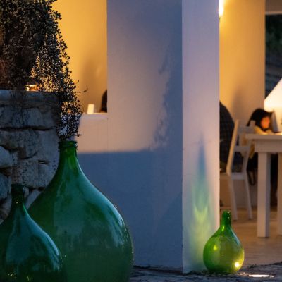 Damigiana verde decorativa accanto alla veranda dell'home restaurant