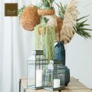 Vasi intrecciati con pampas e lanterne decorative