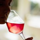 Donna degusta un calice di Cerasuolo d'Abruzzo Tenuta Trium
