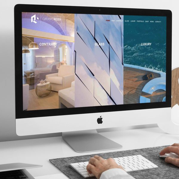 MockUp iMac sulla scrivania con Home Page del Sito dell'azienda Gruppo Rodi di Mosciano Sant'Angelo Teramo in Abruzzo