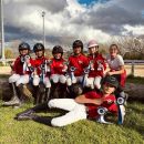 Gruppo di allieve Team Horse in divisa rossa dopo un evento