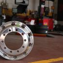 Cerchio metallico lucido per autocarro esposto in officina