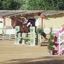 Campo di gara equestre con ostacoli prima della competizione
