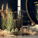 Allestimento decorativo con pampas, lanterne e scala in legno