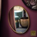 Specchio ovale su parete viola con riflesso di vasi decorativi