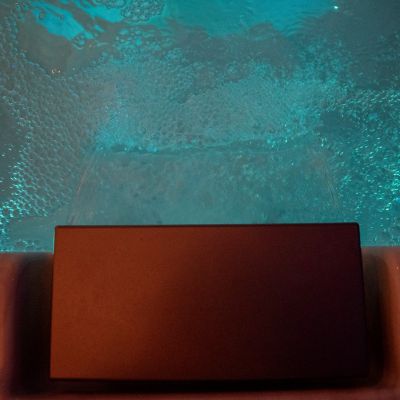 Parete decorativa illuminata di blu nell'area relax della suite Orchidea