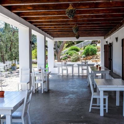 Portico dello Shanti B&B con tavoli e sedie bianche