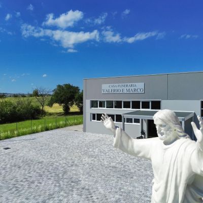 Facciata e piazzale della Casa Funeraria Valerio e Marco