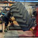 Grande pneumatico agricolo posizionato su un macchinario da officina