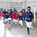Squadra Team Horse in ingresso nel campo durante una gara indoor