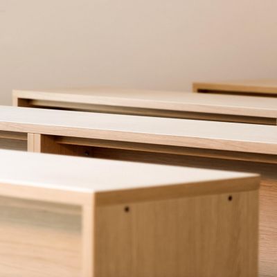 Panche in legno della sala del commiato viste in primo piano