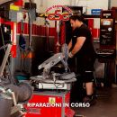 Grafica Gran Sasso Gomme con tecnico durante una riparazione