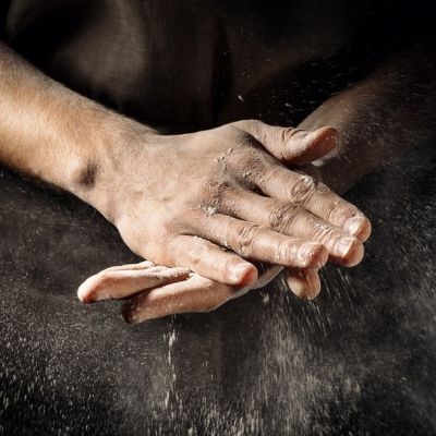 Mani del pasticcere durante la lavorazione dell'impasto