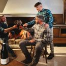 Proprietari Tenuta Trium durante brindisi davanti camino storico Notaresco Teramo Abruzzo