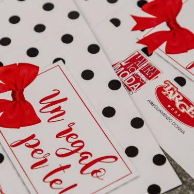 Primo piano di un buono regalo Altra Idea Moda