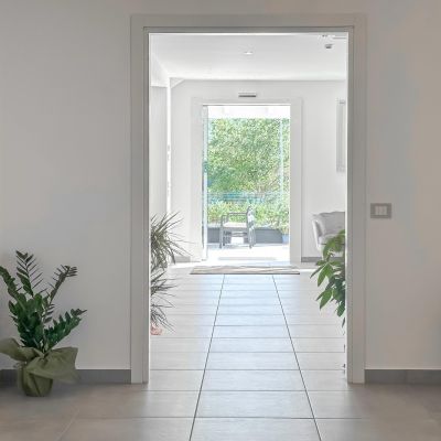 Corridoio luminoso che collega gli ambienti della casa funeraria