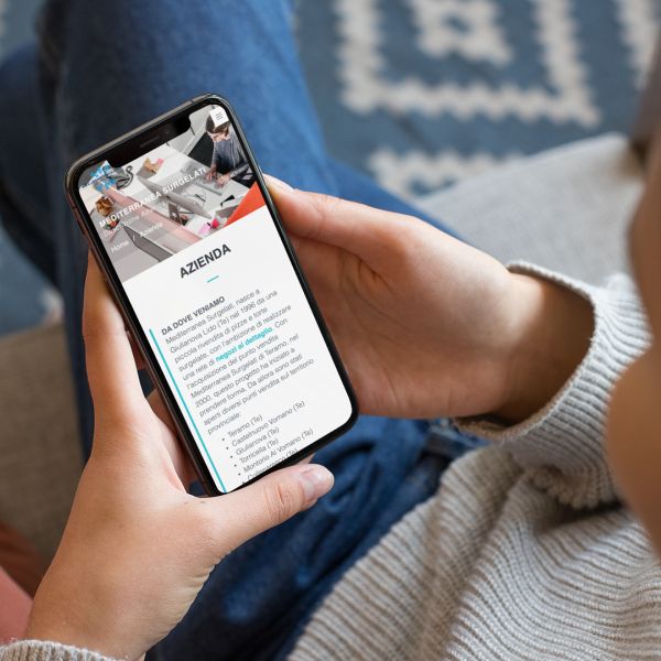 donna che naviga tramite iphone in modalità responsive sul sito web di mediterranea surgeltai di teramo