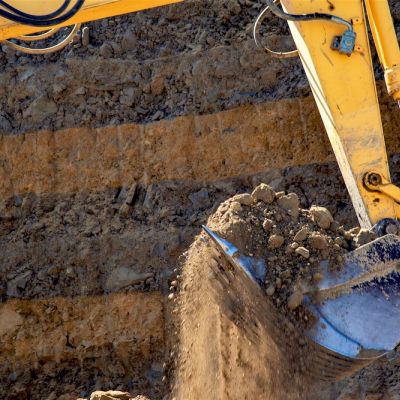 Benna di escavatore davanti agli strati di argilla nella cava SIAI di Petacciato