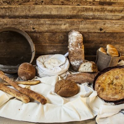 Tavola rustica con pane, biscotti e crostata del Granaio Antico