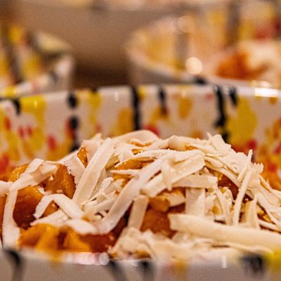 Piatto di pasta condito con scaglie di formaggio