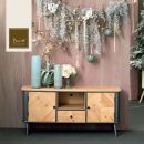 Mobile in legno con vasi, fiori e decorazioni sospese