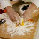 Preparazione a mano degli impasti colorati per la pasta tricolore